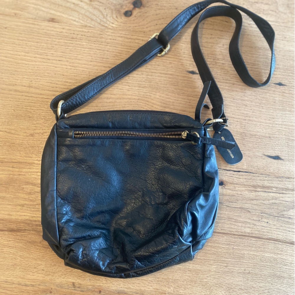 Genuine Leather Cross Body Purse Black Women’s OS‎ Preloved